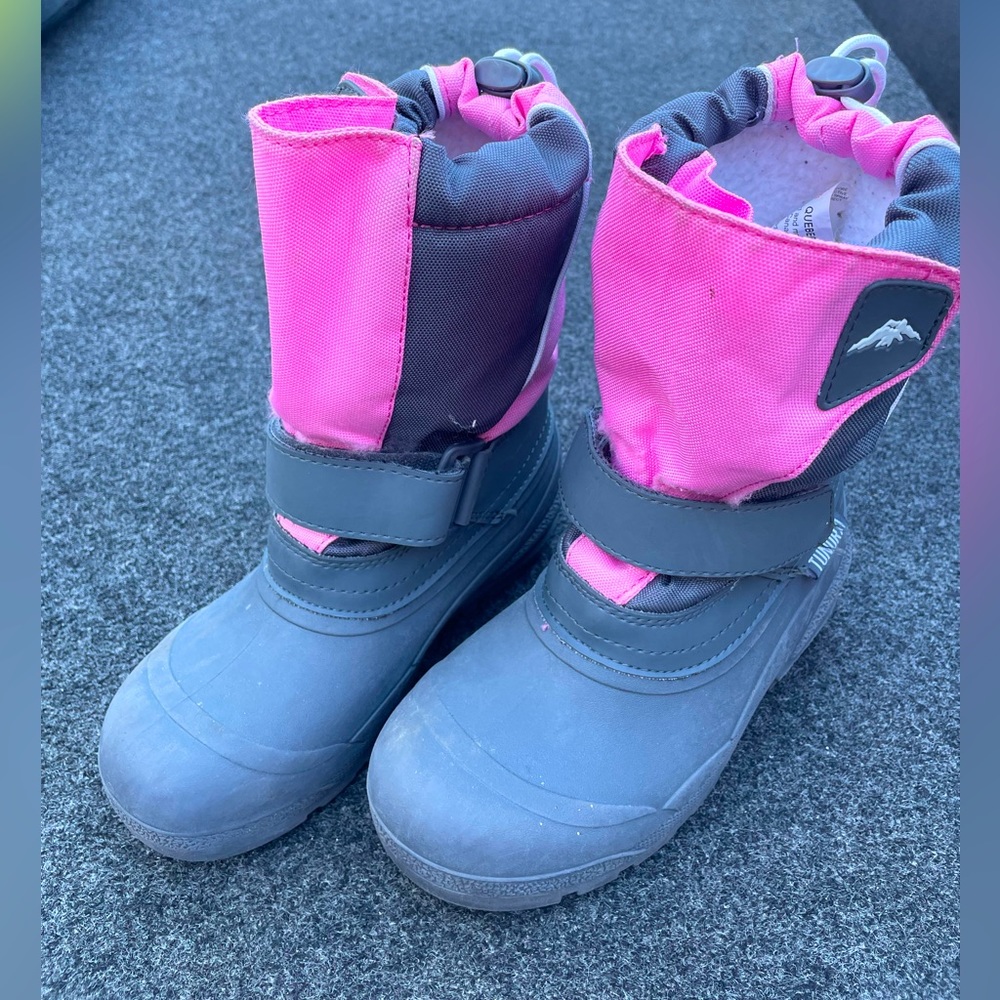 Tundra Pink/Grey kid’s insulated Snow Boots size 2 (fits like a 3)
